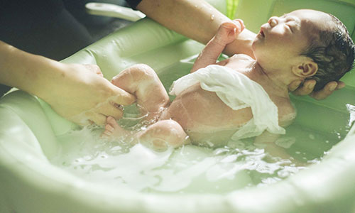 حمام نوزاد و طب فشاری